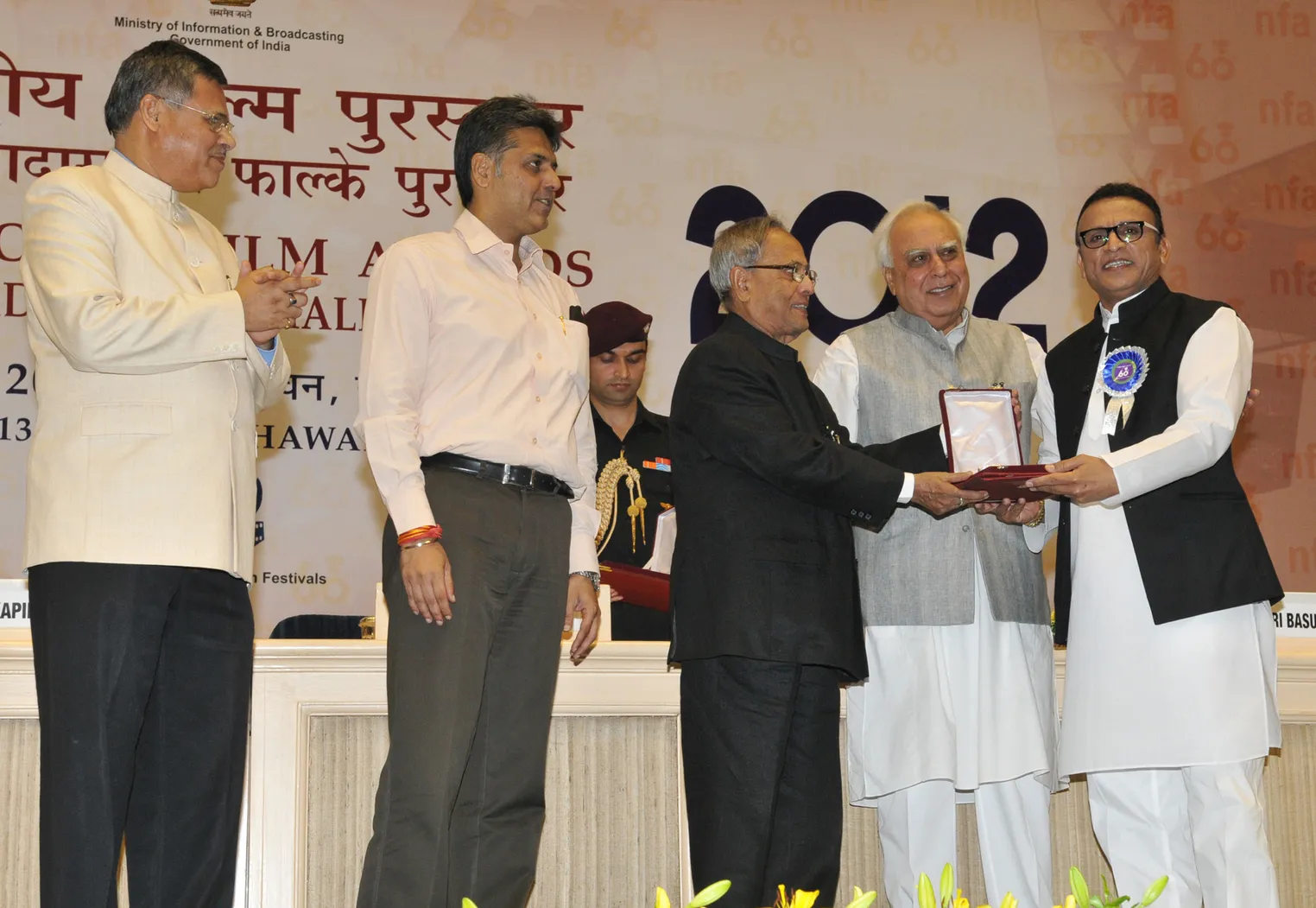 File:Pranab Mukherjee presenting the Rajat Kamal Award for Best Supporting  Actor Vicky Donor (Hindi), to Shri Annu Kapoor, at the 60th National Film  Awards function.jpg - Wikimedia Commons