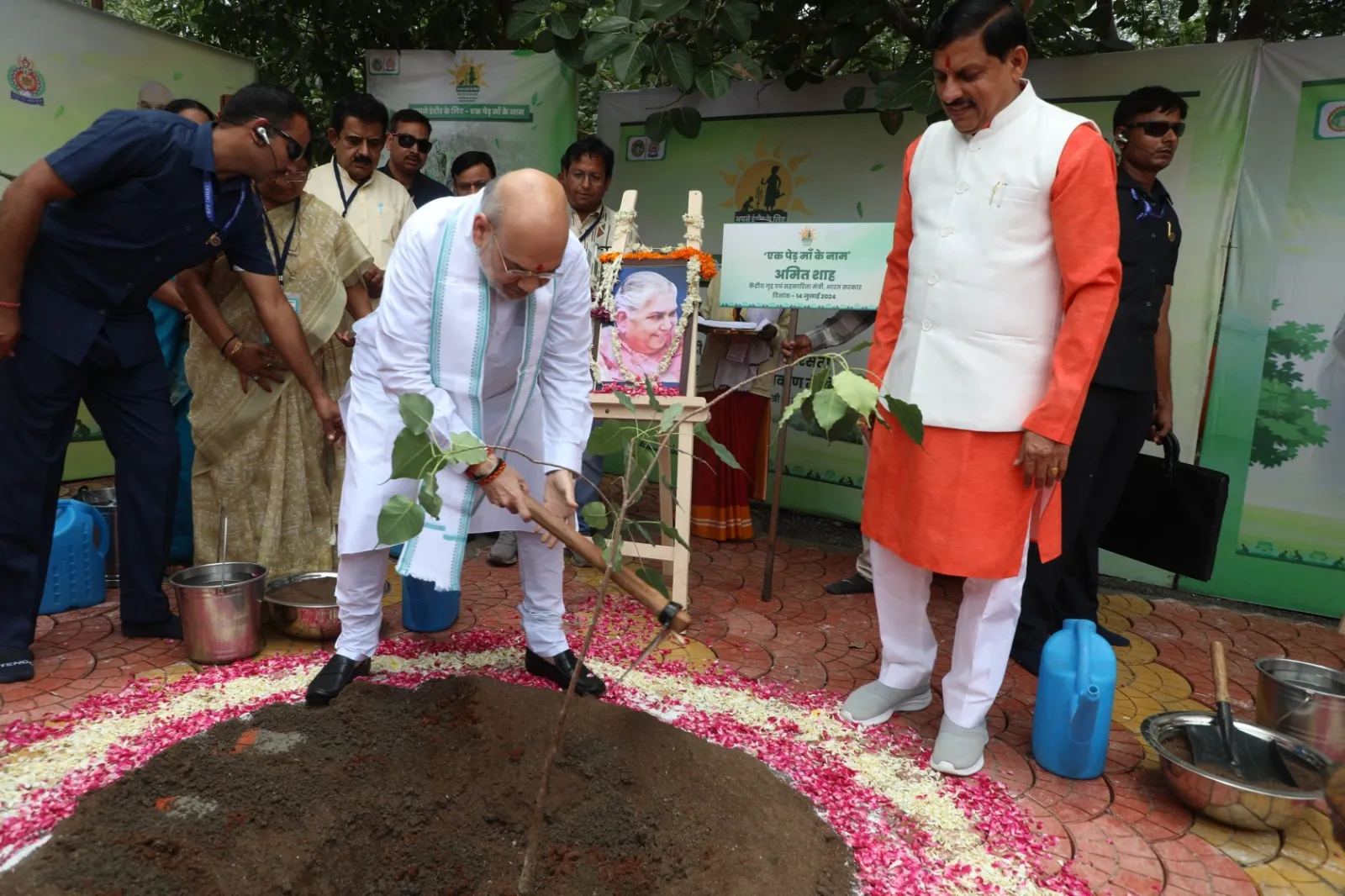 MP Live Update : इंदौर में अमित शाह ने किया पौधरोपण, बोले-पूरे देश को  ऑक्सीजन देने का काम करता है मध्य प्रदेश