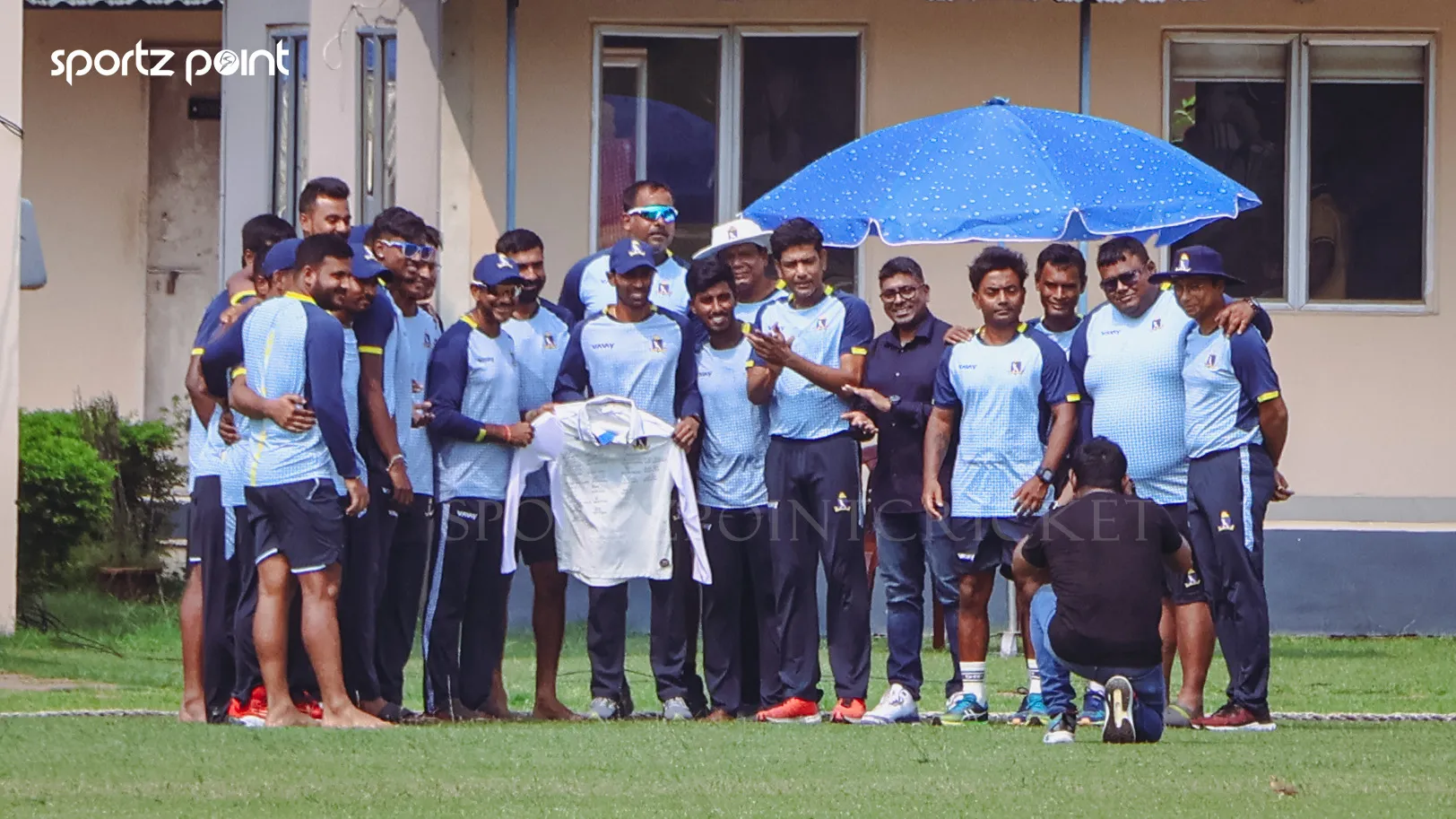 Abhimanyu Easwaran, who will be featuring in his 100th first class match, gets a special signed jersey from the Bengal team - sportzpoint.com