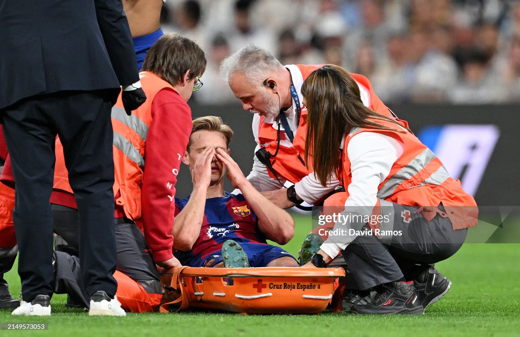 Frankie de Jong had to leave the field after an ankle injury in El-Clasico | sportzpoint.com