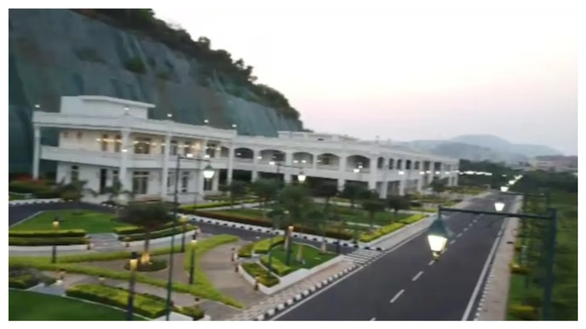 रुशिकोंडा पहाड़ी पर एक भव्य इमारत