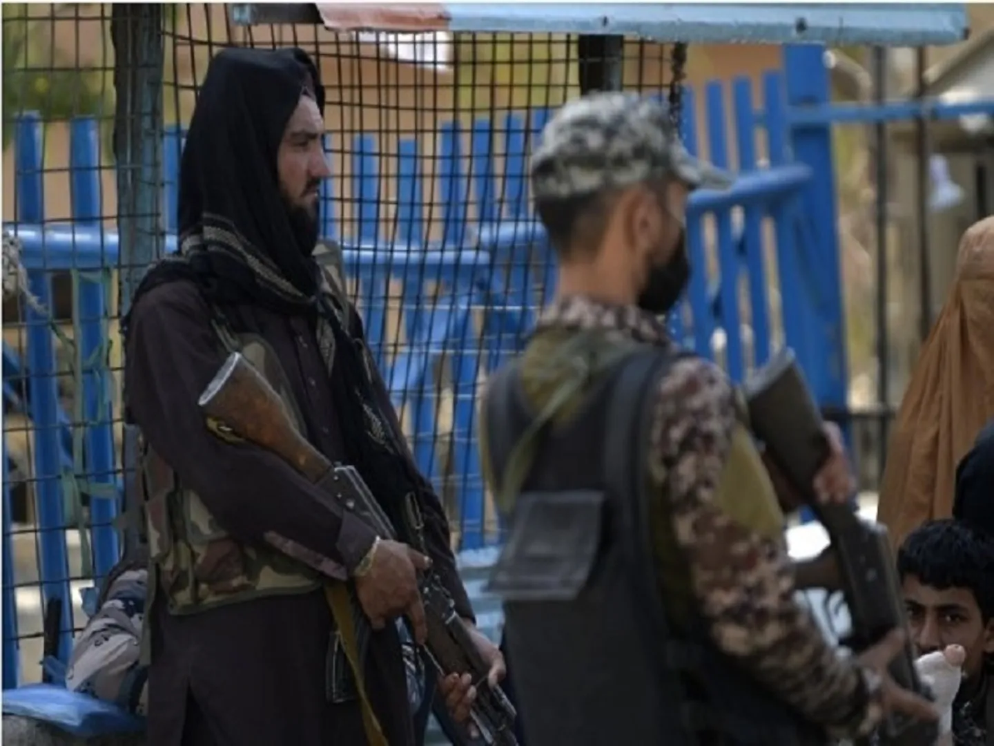 A Pakistani soldier (R) and an Afghan Taliban member (L) stand guard at the border crossing point of Torkham between Pakistan and Afghanistan on Sept. 3, 2021. (Xinhua/Ahmad Kamal/IANS)
