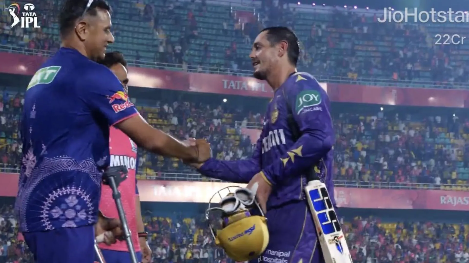 बैसाखी के सहारे Rahul Dravid ने क्विंटन डिकॉक को दी बधाई