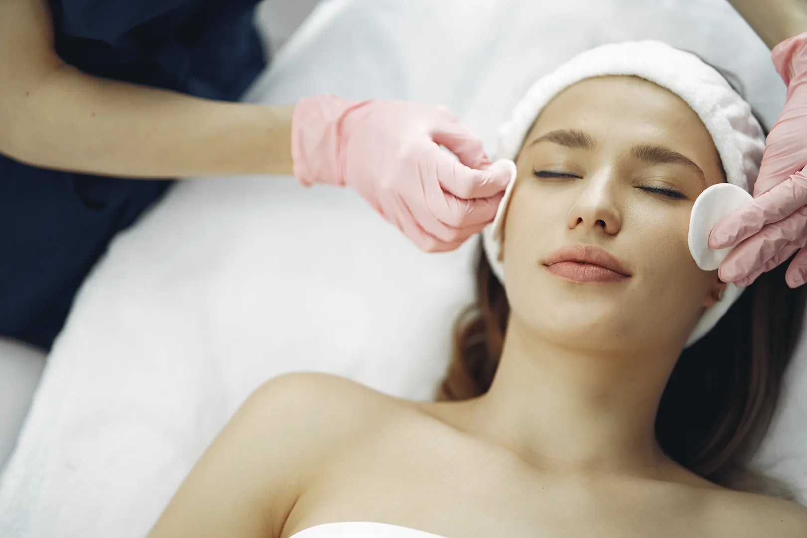 Should You Opt For A Medifacial Over A Generic Salon Facial? We Investigate(00)