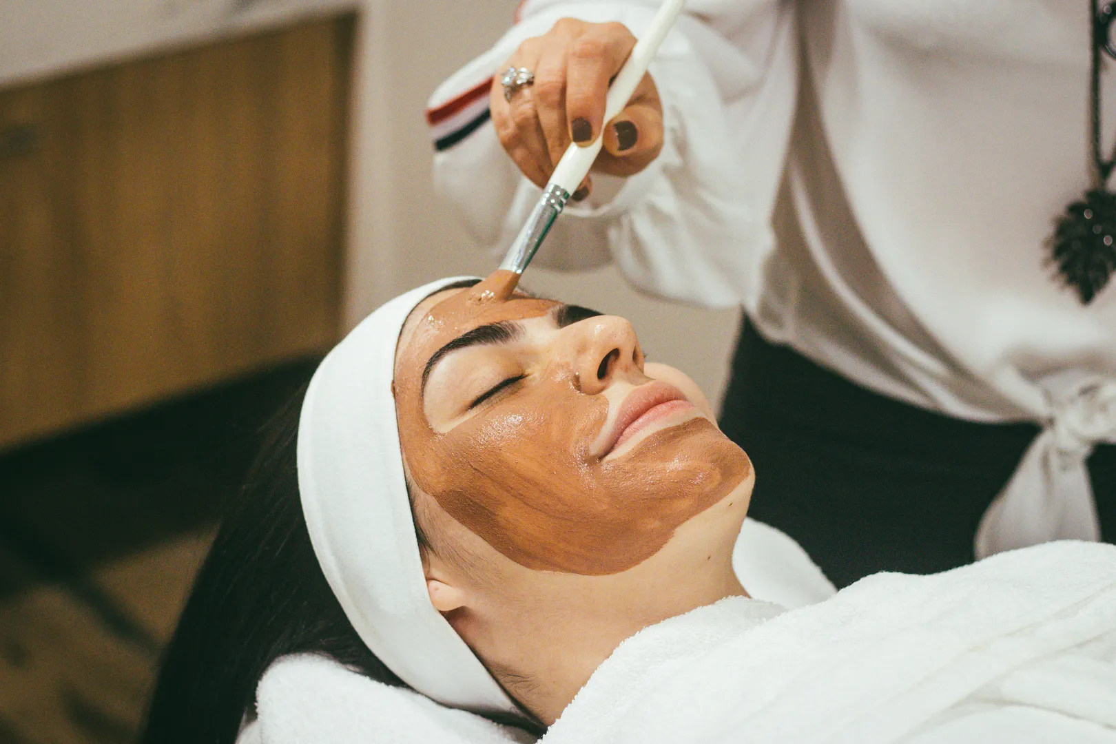 ELLE Expert: It's All A Sham, We Burst The Bubble On 5 Internet Skincare Trends With A Dermatologist