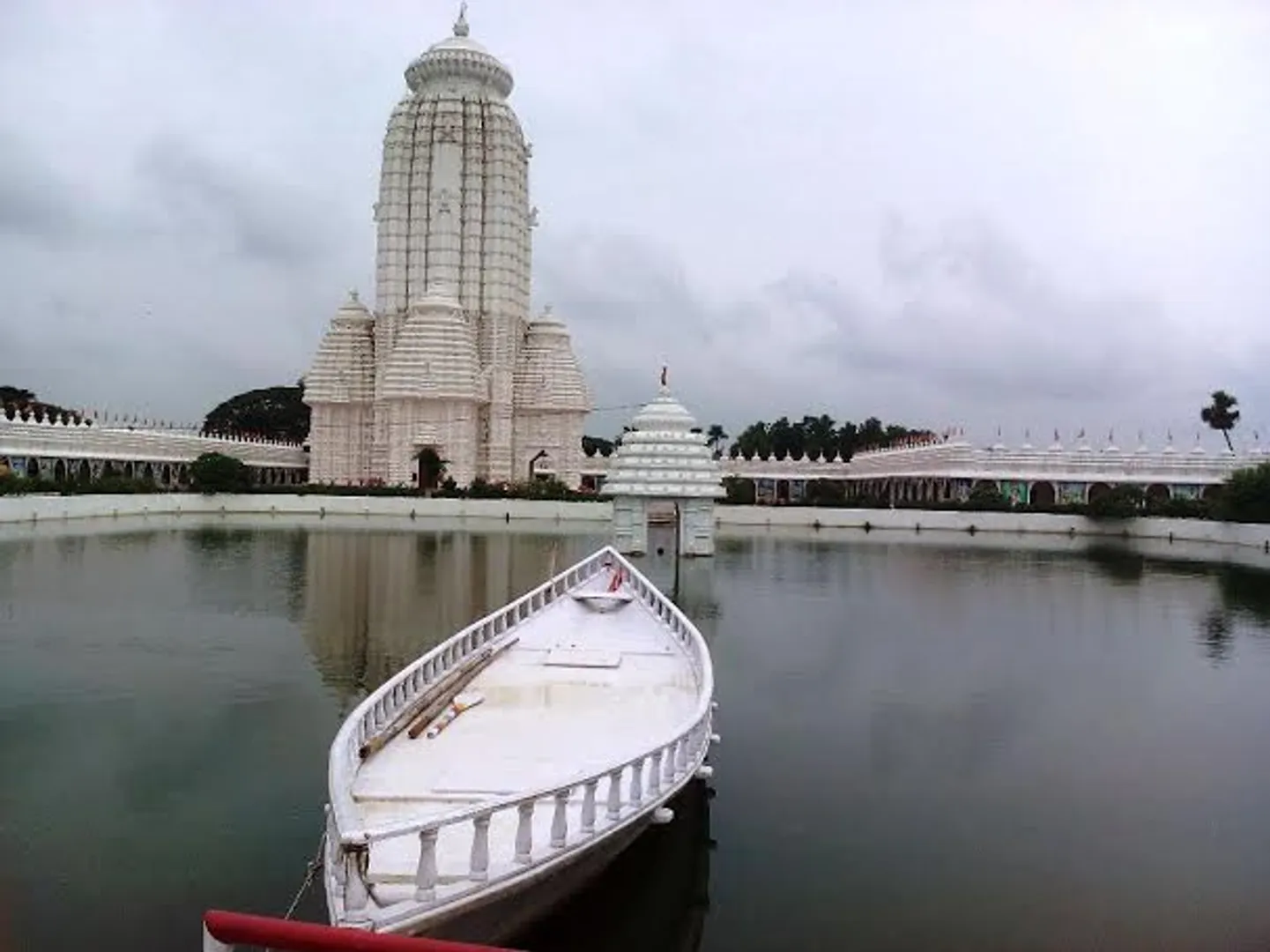 ଧ୍ୱଂସ ହେଲା ସୁର ସାମ୍ରାଜ୍ୟ, ଭାଙ୍ଗିଲା ବିବାଦୀୟ ତ୍ରାହି ଅଚ୍ୟୁତ ଆଶ୍ରମ post image