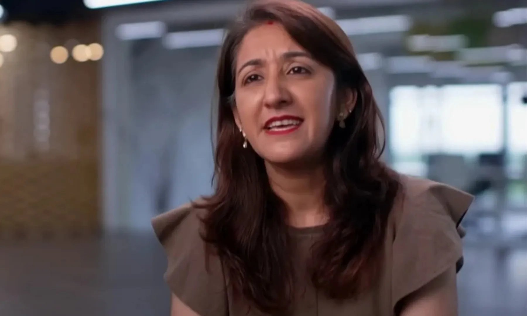 Woman flies 350 km to work every day