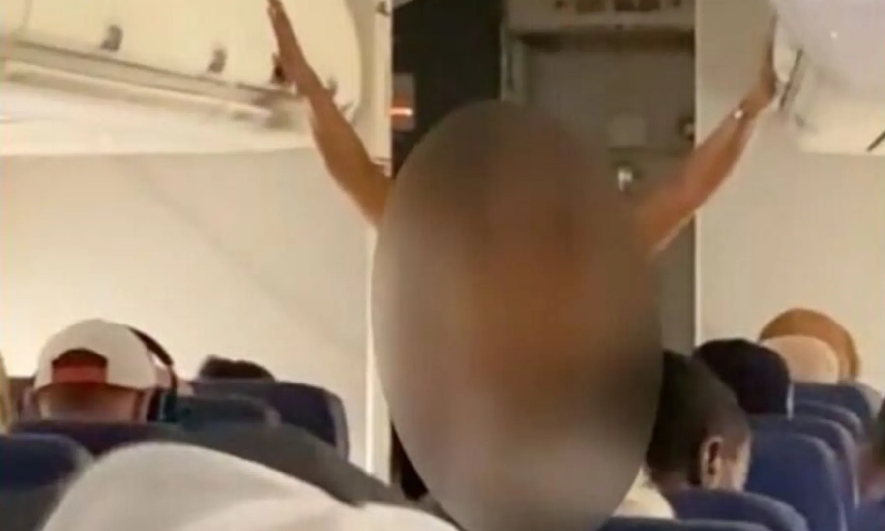 Woman strips naked, screams, and disrupts flight for 25 minutes|