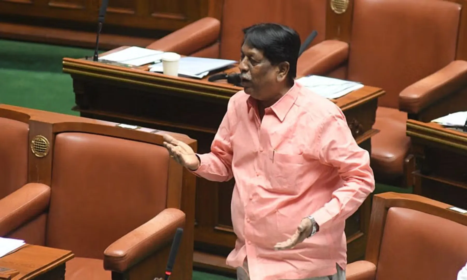 Karnataka Assembly  Senior MLA suggests 2 free liquor bottles for men weekly
