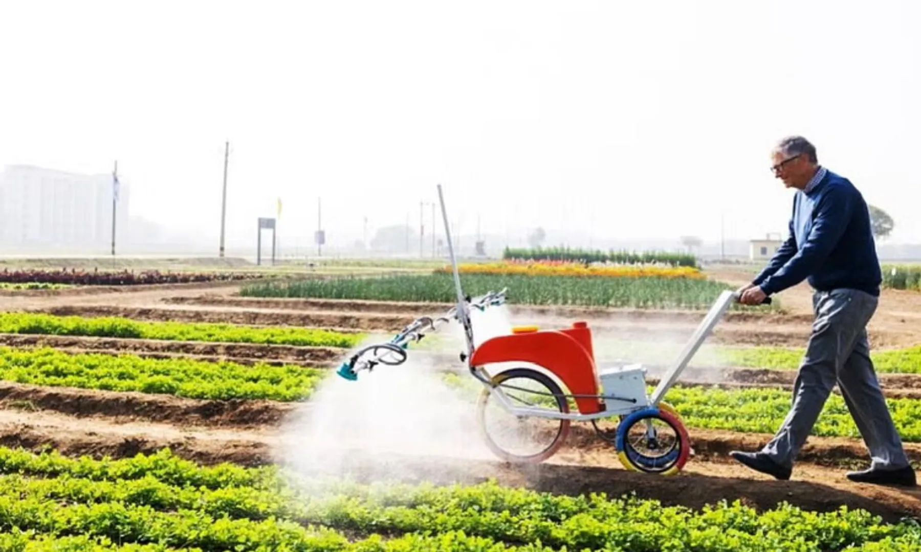  Bill Gates tries new pesticide sprayer designed by Indian startup to make farming easier post image