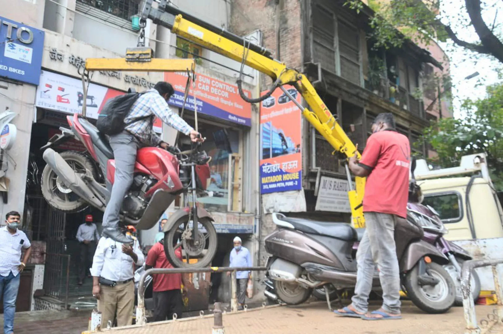 Pune Traffic Police tows bike along with the owner after he refused to get off at ‘no-parking zone’