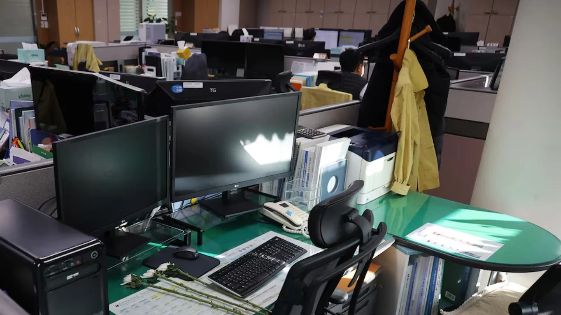 Condolence flowers are laid on the desk of a government official of Jeollanam-do Office of Education, who died in the Jeju Air crash.