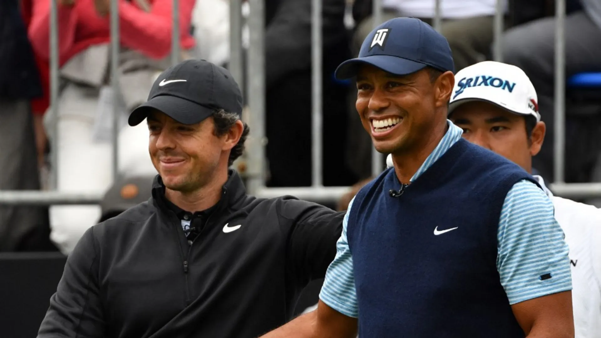 Rory McIlroy (L) and Tiger Woods