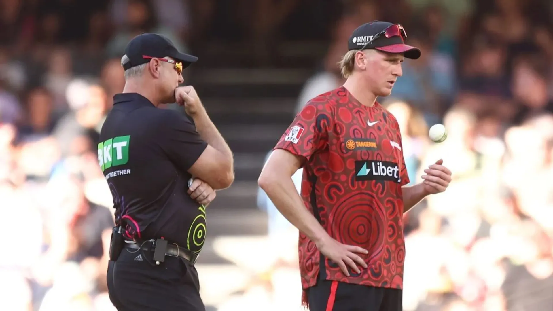 BBL Renegades bowlers 'taken out of attack' in bizarre moment - Watch
