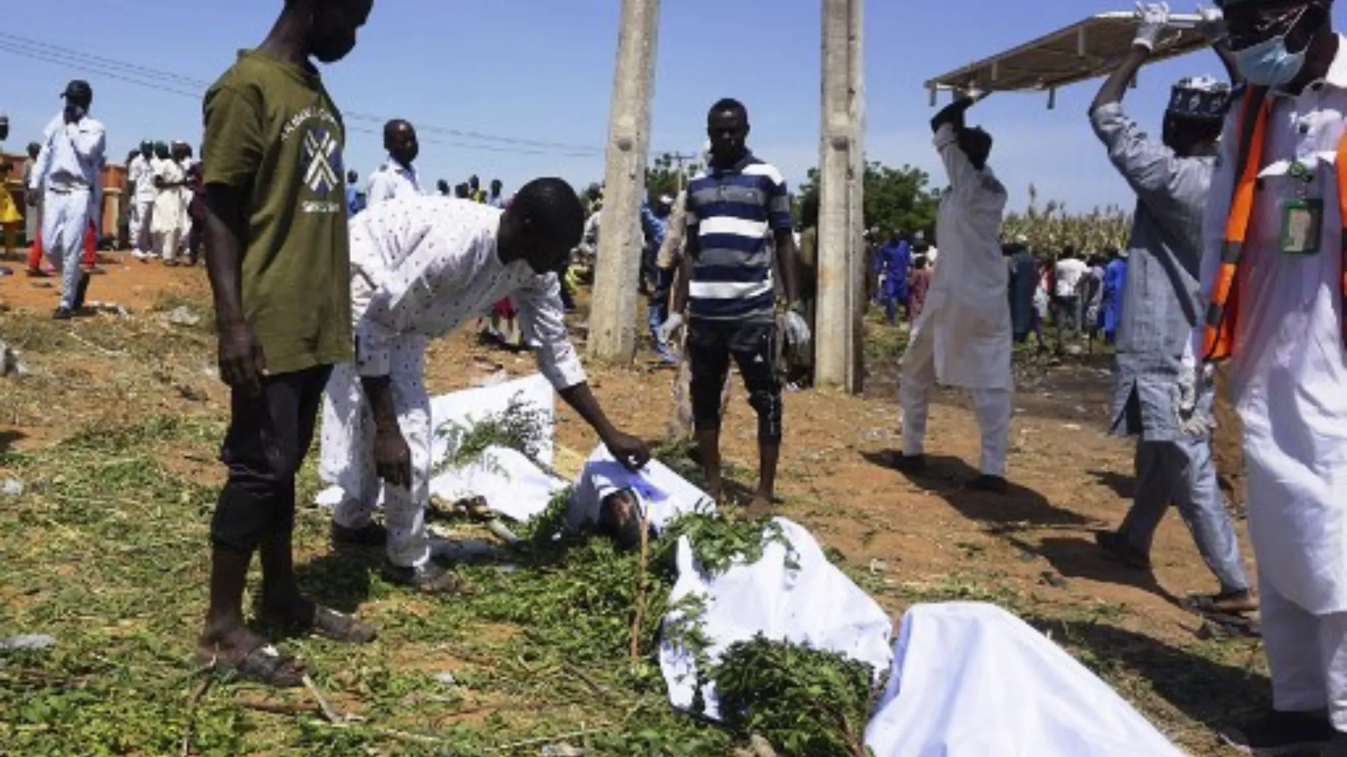 Representative image: Volunteers (R) carry to a mass grave the bodies of victims of the explosion of a fuel tanker that resulted in the death of almost 150 in Majiya on October 16, 2024. 