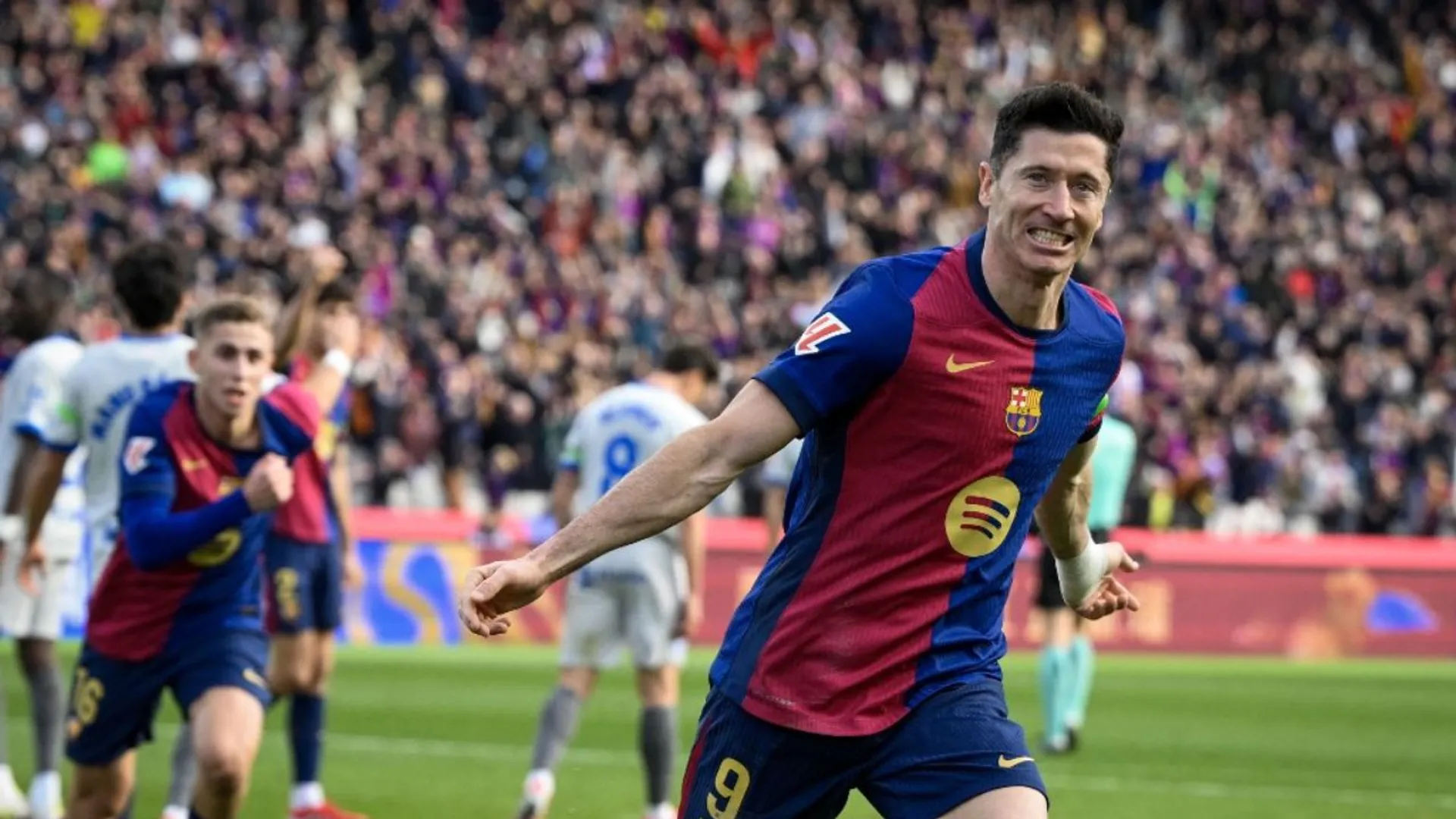 Lewandowski’s second-half strike helps Barcelona beat Alaves to keep Liga hope alive