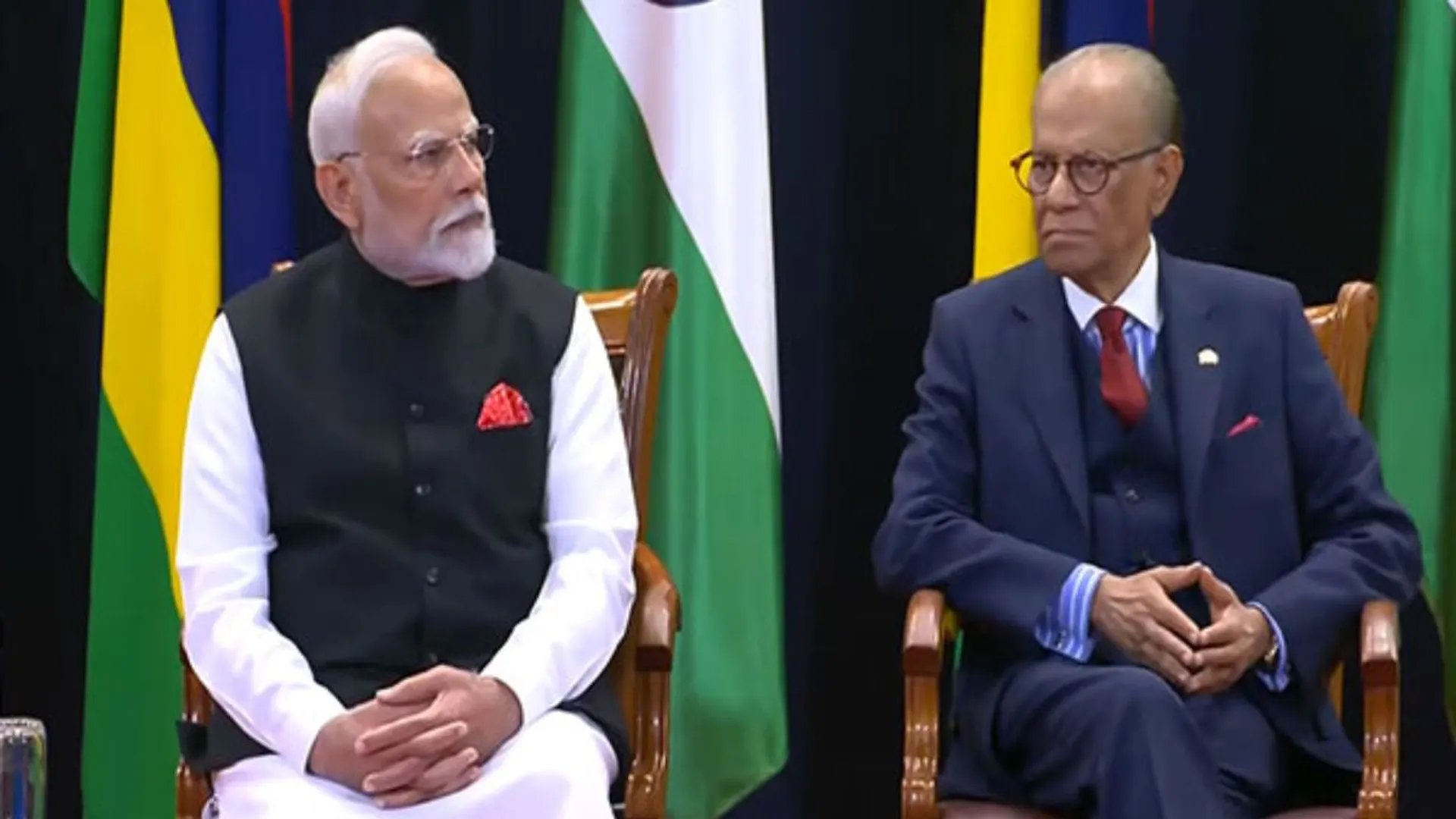 Prime Minister Narendra Modi and Mauritus Prime Minister Navinchandra Ramgoolam 