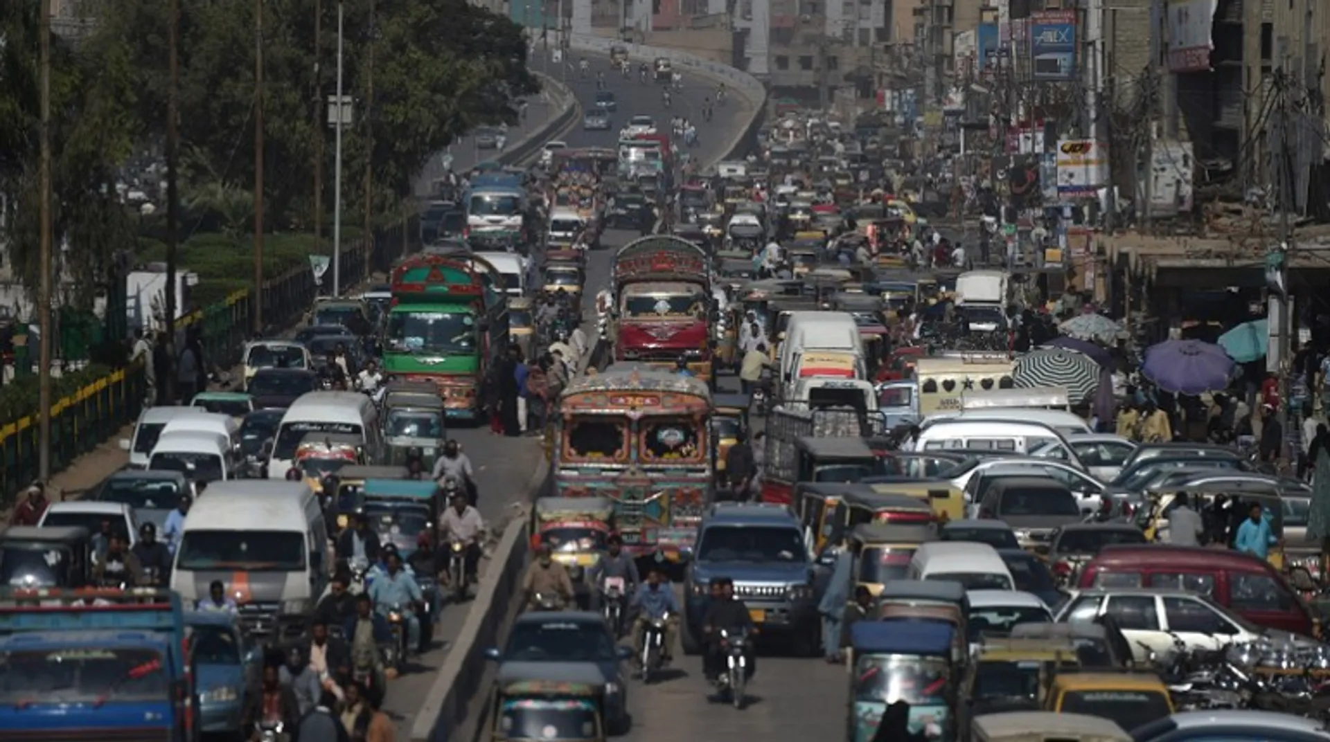 Pakistani citizens gasp for clean air