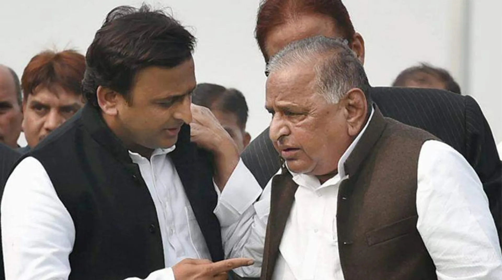 Accommodation row: Akhilesh, Mulayam Singh Yadav move Supreme Court