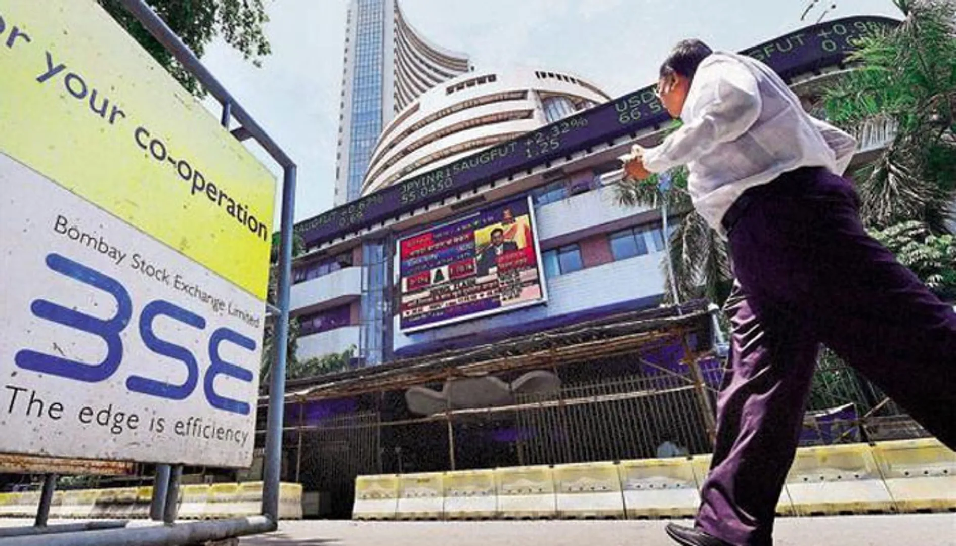 Stock Market bloodbath continues: Sensex plummets 1600 points, Nifty below 10000