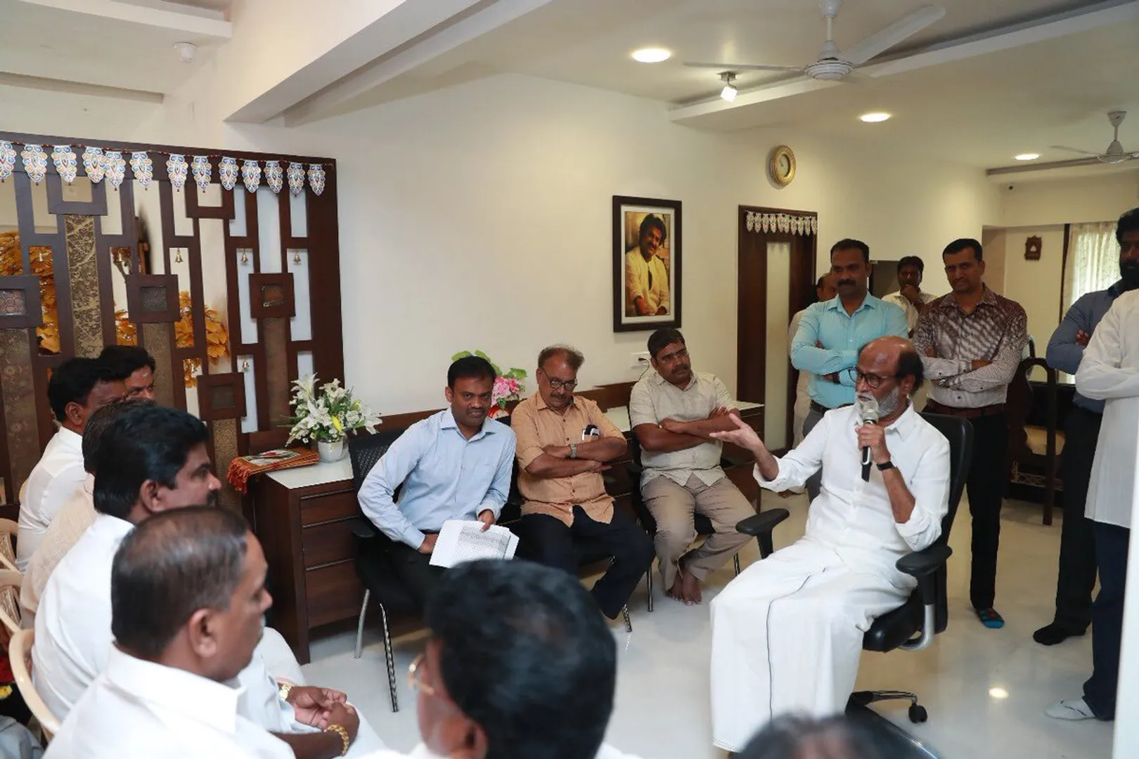 Day after he hints at delay in party launch, Rajini meets forum members