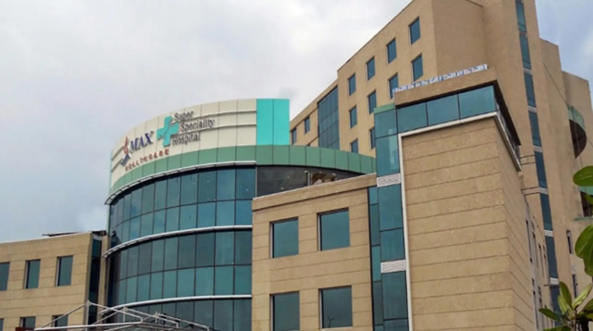 Delhi health minister threatens to cancel Max hospital license