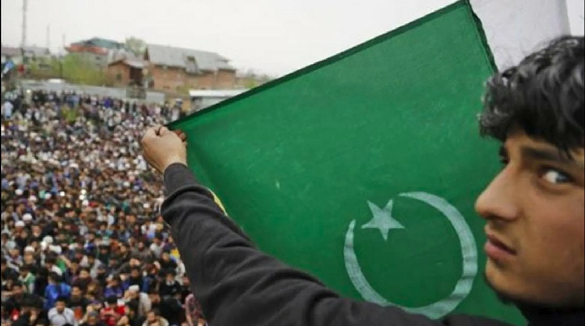 Pakistan: Gunmen kill 9 in twin attacks