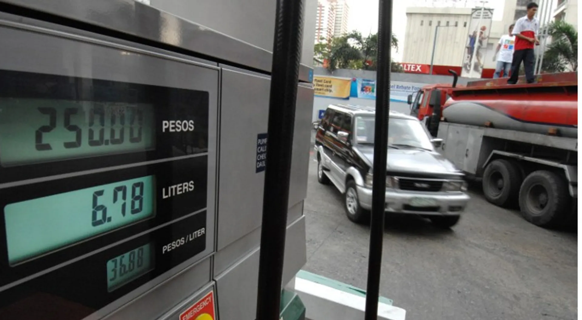 Oil prices continue to fall in Asia