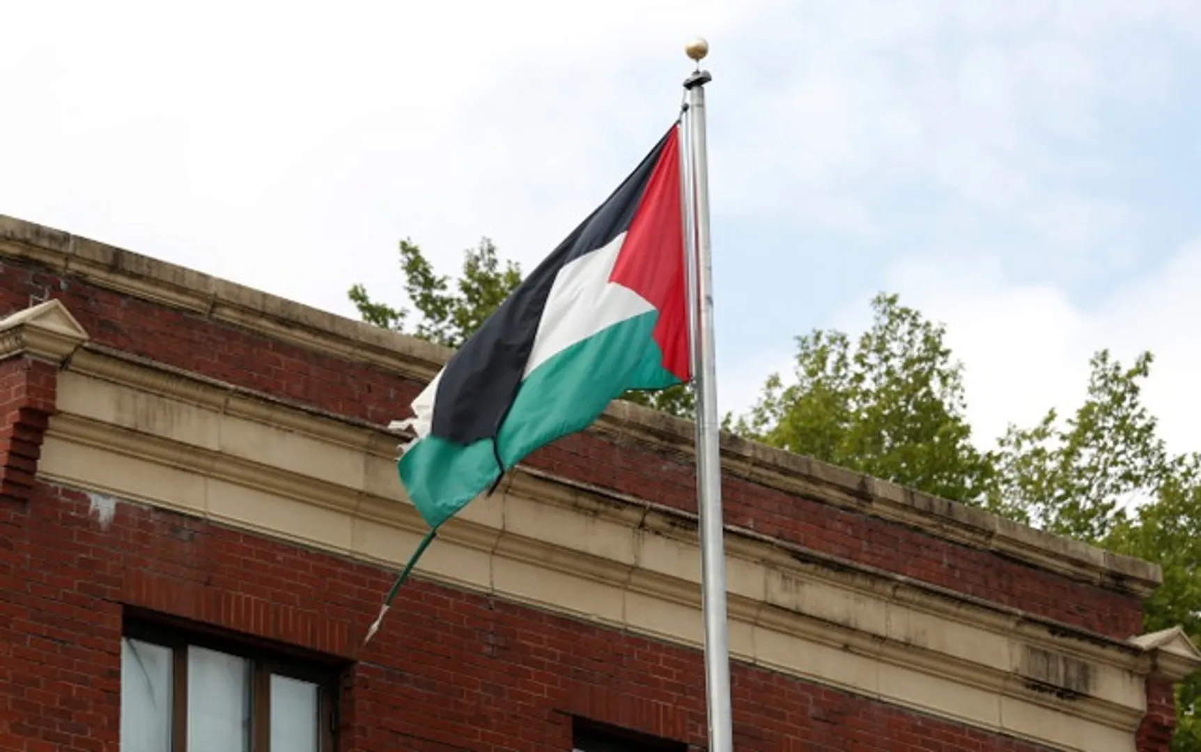 Gaza blast injures more than 20 people
