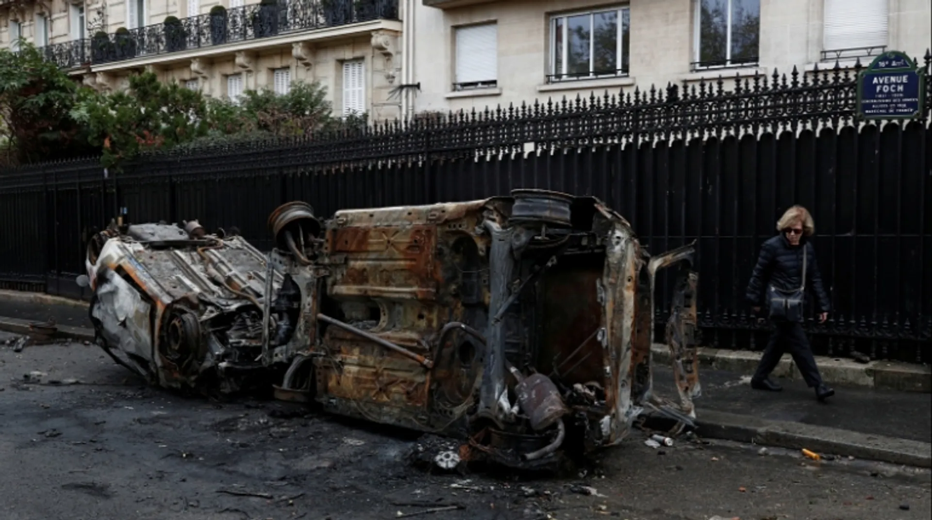 France fuel protest: 263 people injured as Macron leads crisis meeting