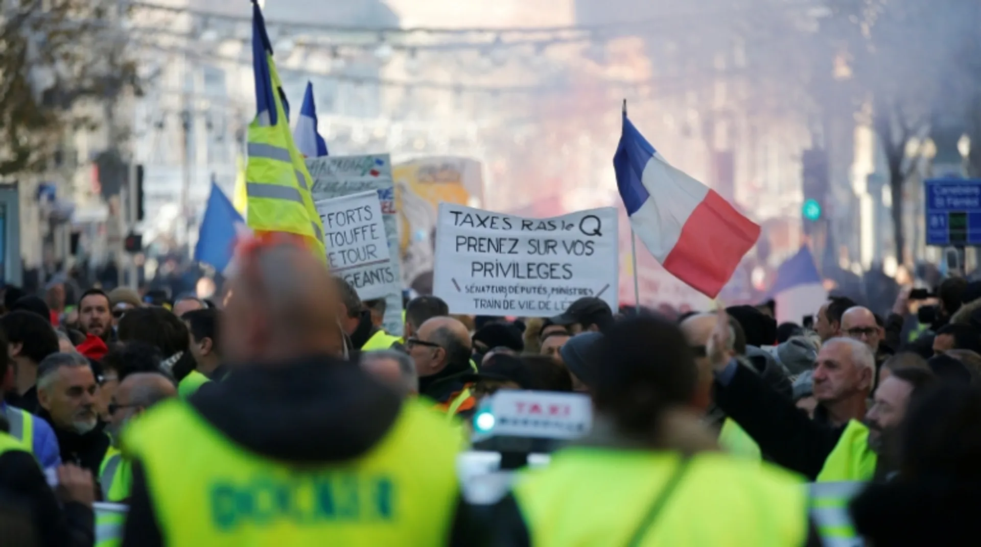 French police out in force to prevent 'yellow vest' violence