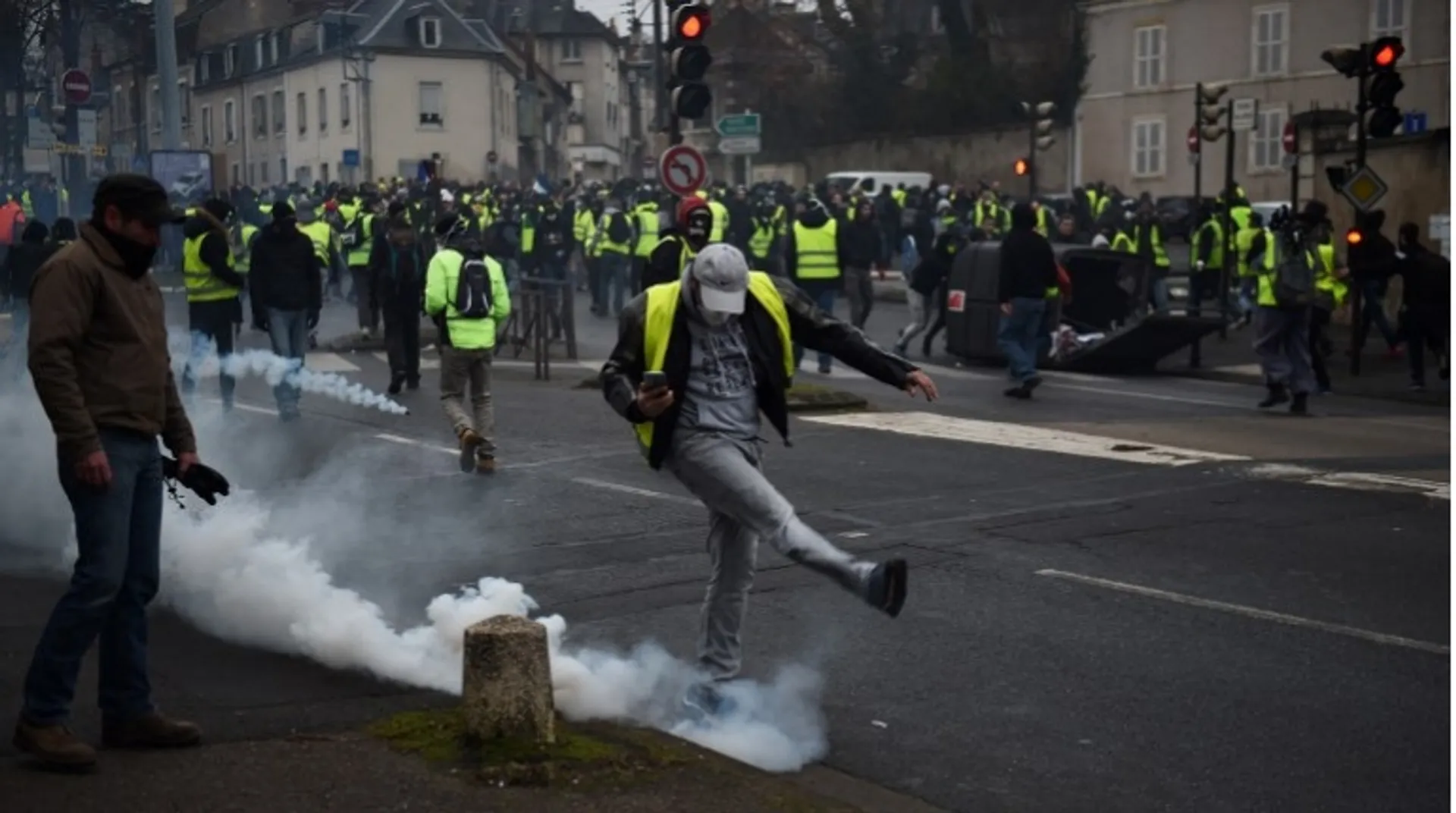 French 'yellow vests' clash with police in Nantes during their weekly demonstrationsÂ 