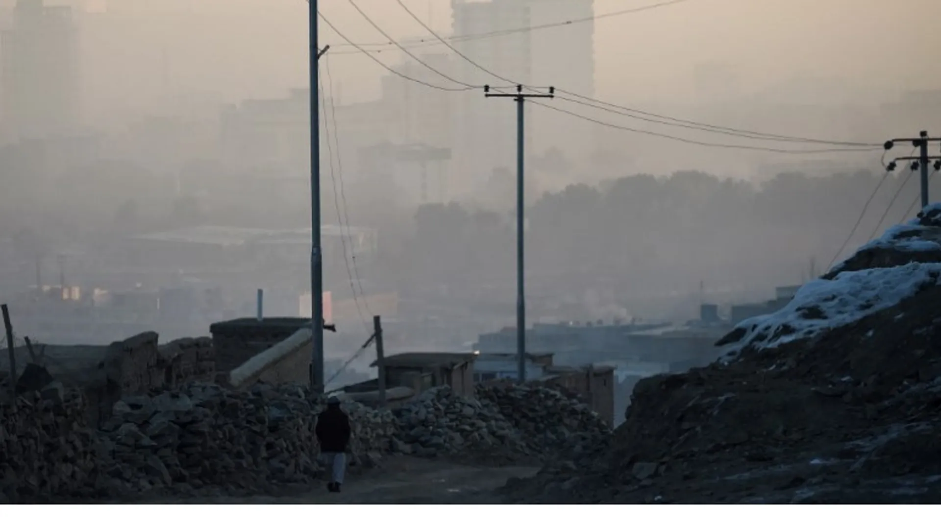 With purifiers and lawsuits, Pakistanis fight back against smog