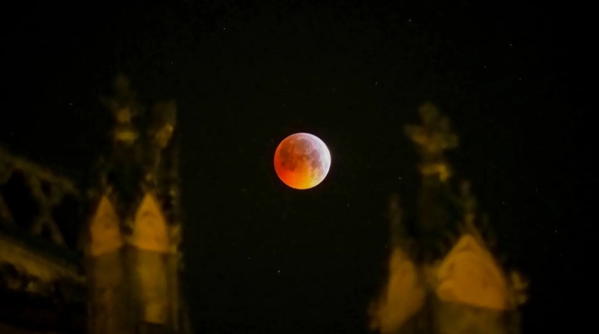 Total lunar eclipse woos sky watchers