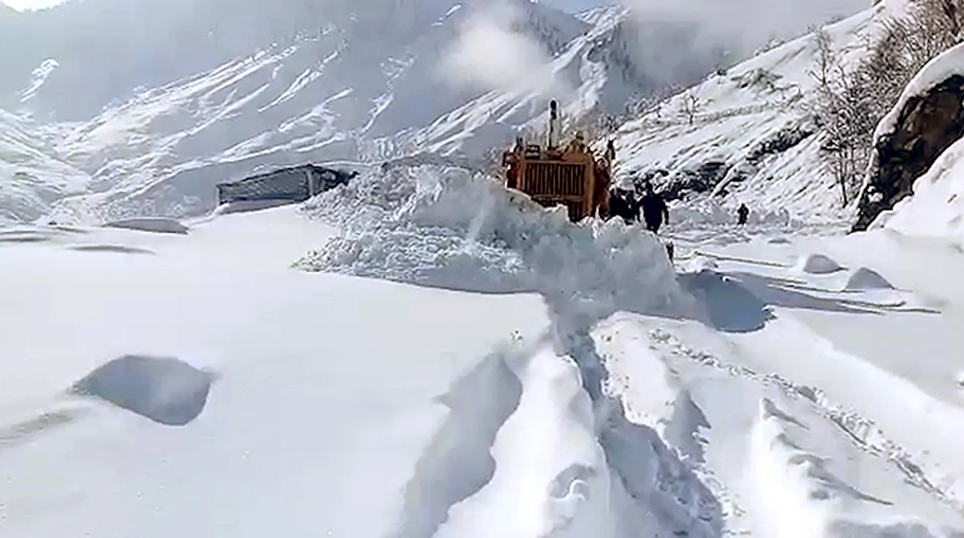 Snow cleared on Jammu-Srinagar Highway after Avalanche Hits Jawahar Tunnel