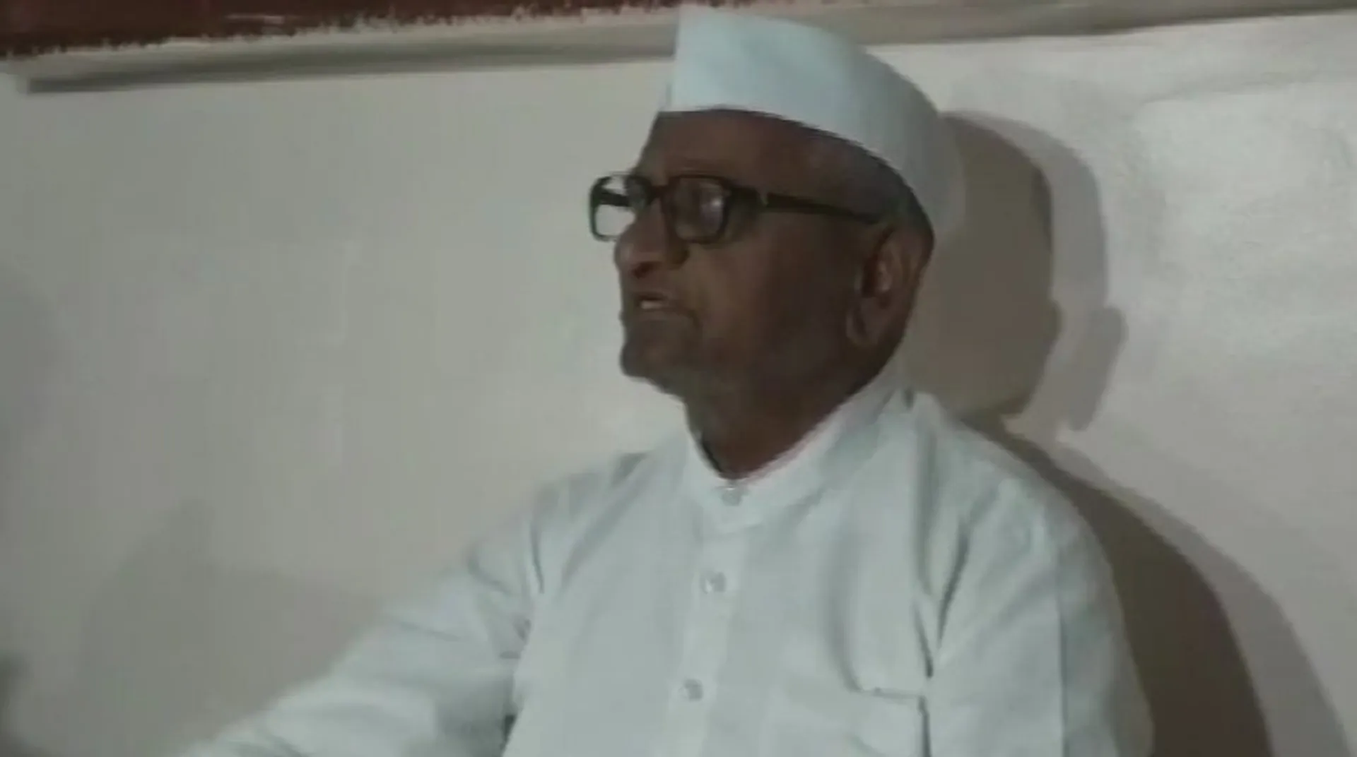 Will return Padma Bhushan if government doesn't fulfil promises: Hazare