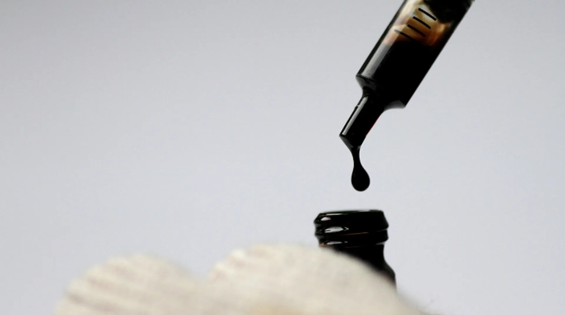 Oil prices fall as US rig count rise, trade concerns