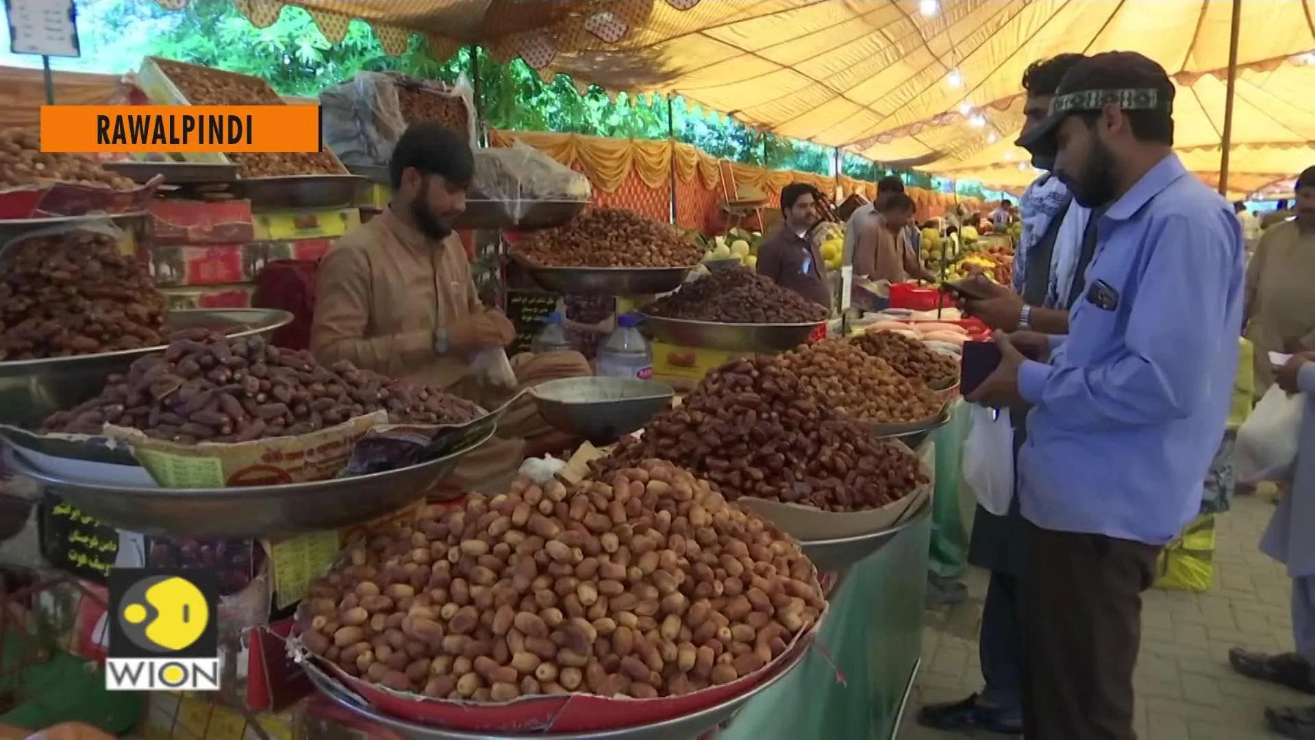 Muslims in Pakistan buy food before holy month starts