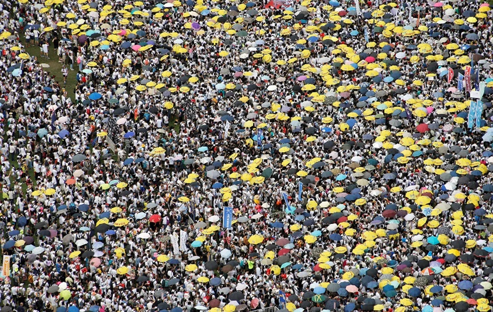 Hundreds of thousands march in Hong Kong to protest China extradition bill