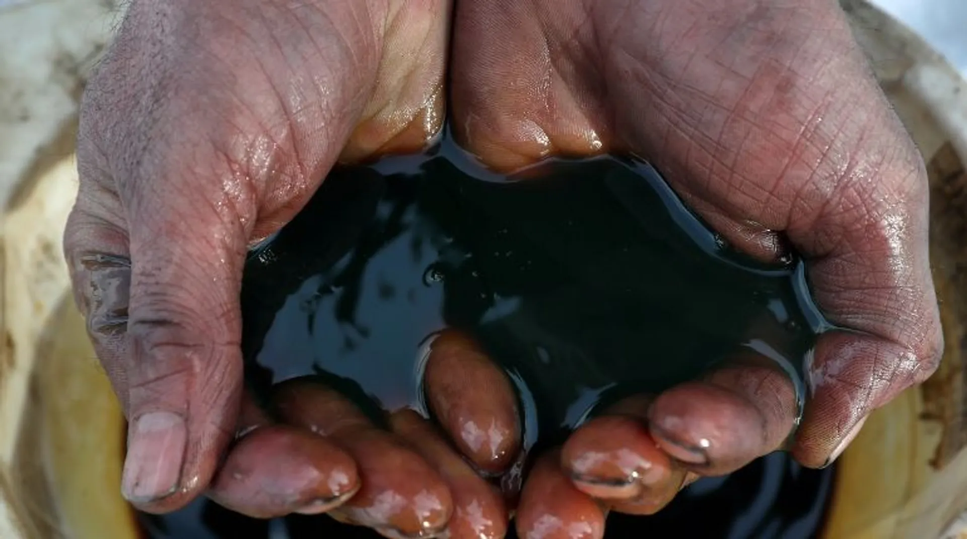 Oil steadies as demand concern counters Middle East tensions