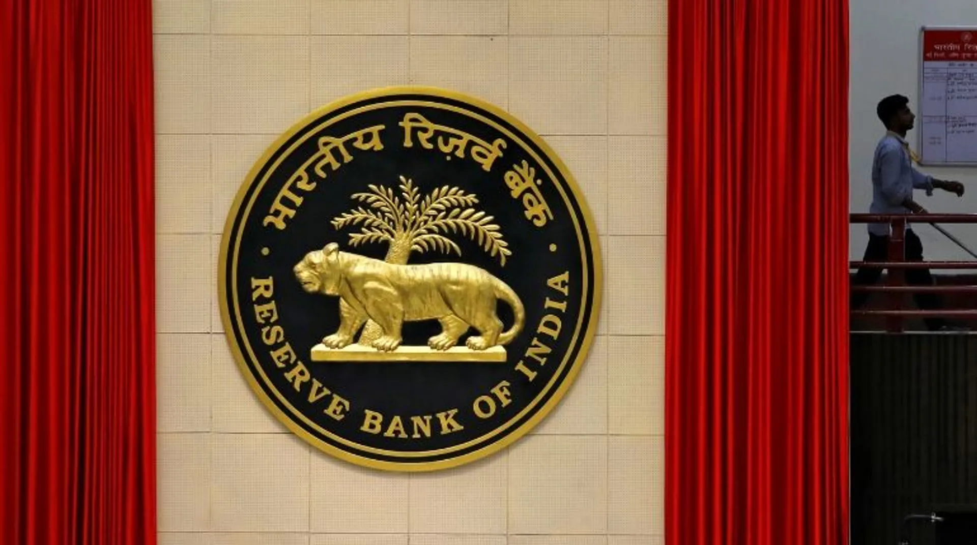 RBI temporarily bars HDFC Bank from issuing new credit cards, launching digital initiatives
