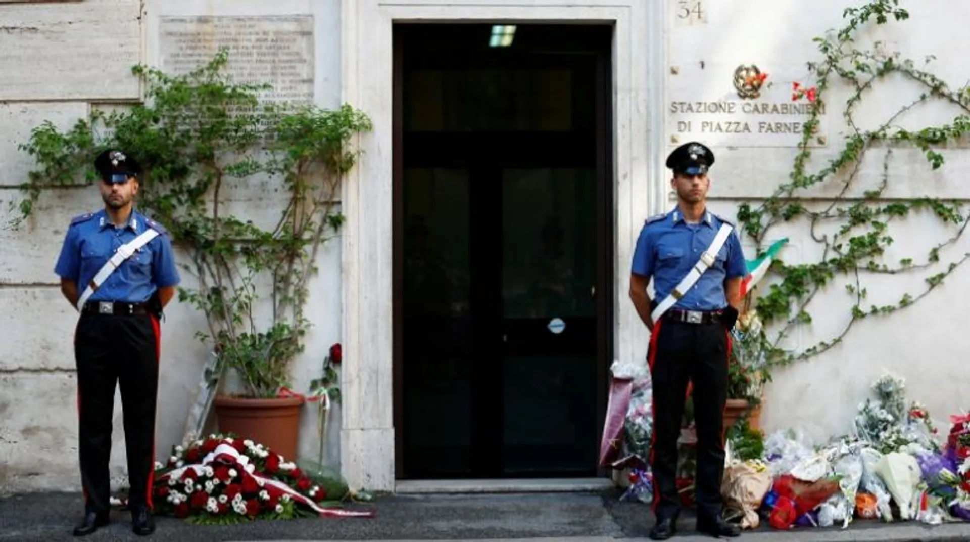 Italian police investigate picture of blindfolded US murder suspect