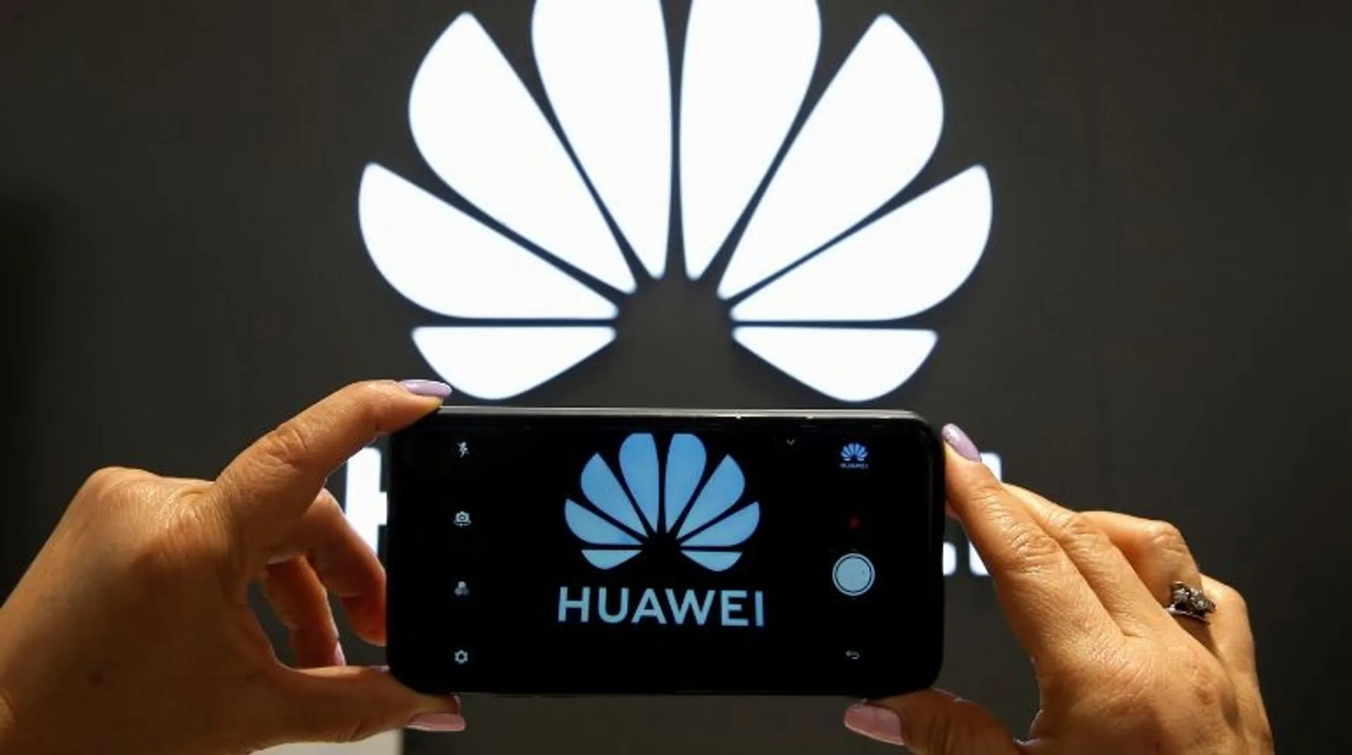 China's Huawei overtakes Samsung as top smartphone seller