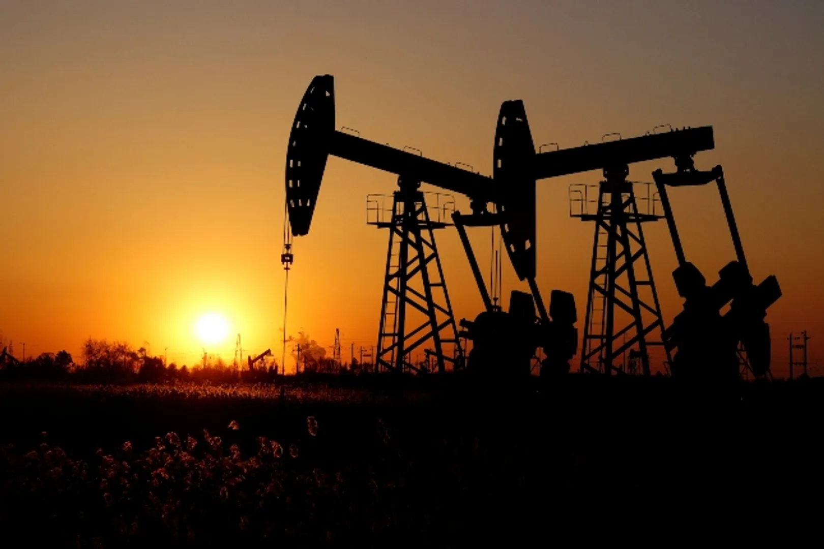 Oil rises after inventory build eases recession worries