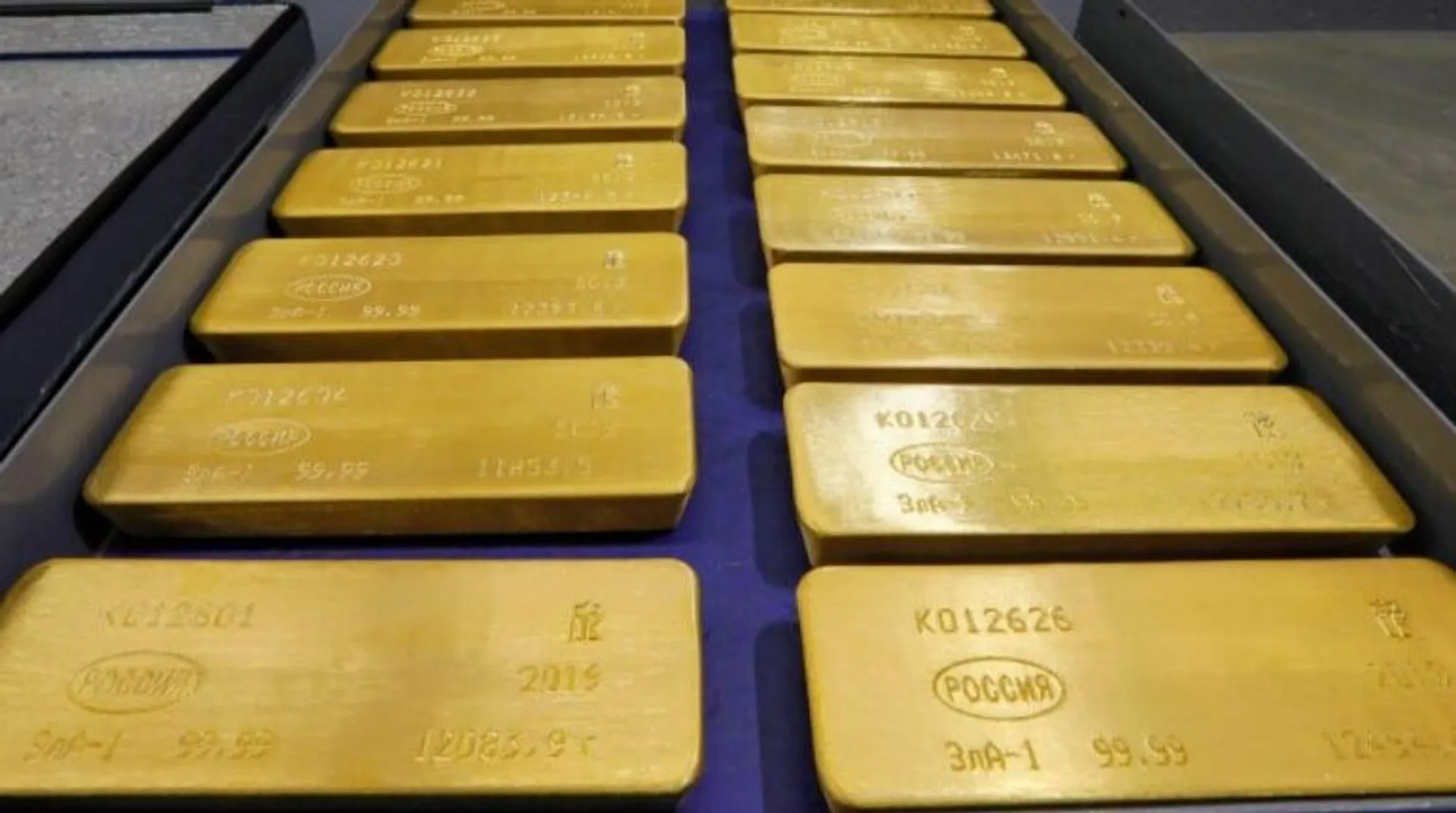 Gold prices dip as fears of widening trade war ease