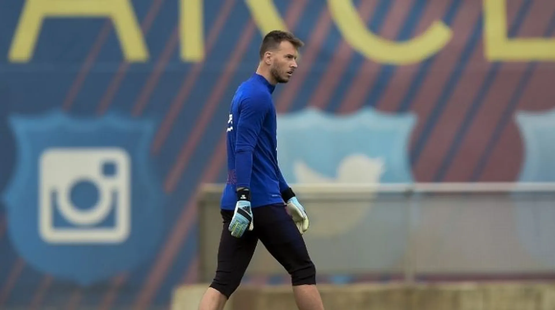 Barcelona goalkeeper Neto to undergo surgery on wrist injury