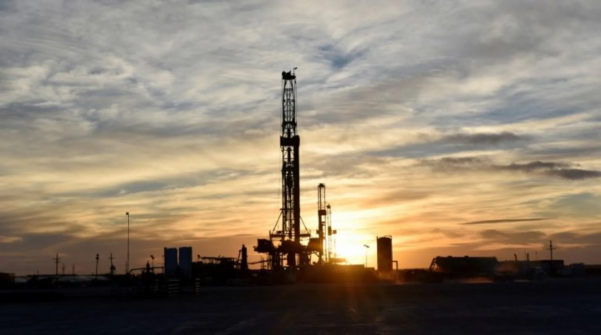Oil falls more than 2% on US-China trade deal doubts, stronger dollar