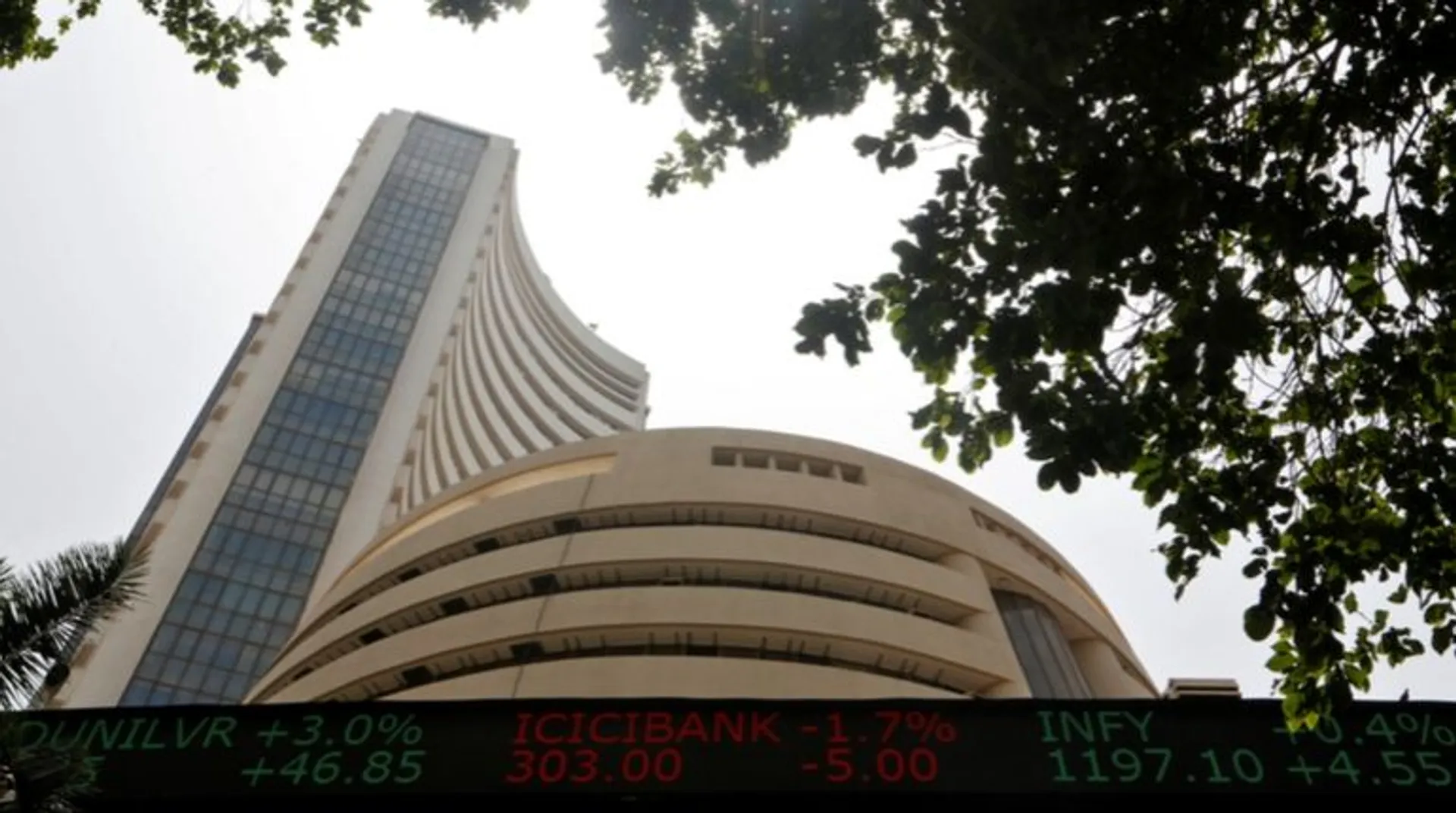 Equity indices edge up, Infosys profit jumps by 4 % on good Q3 results