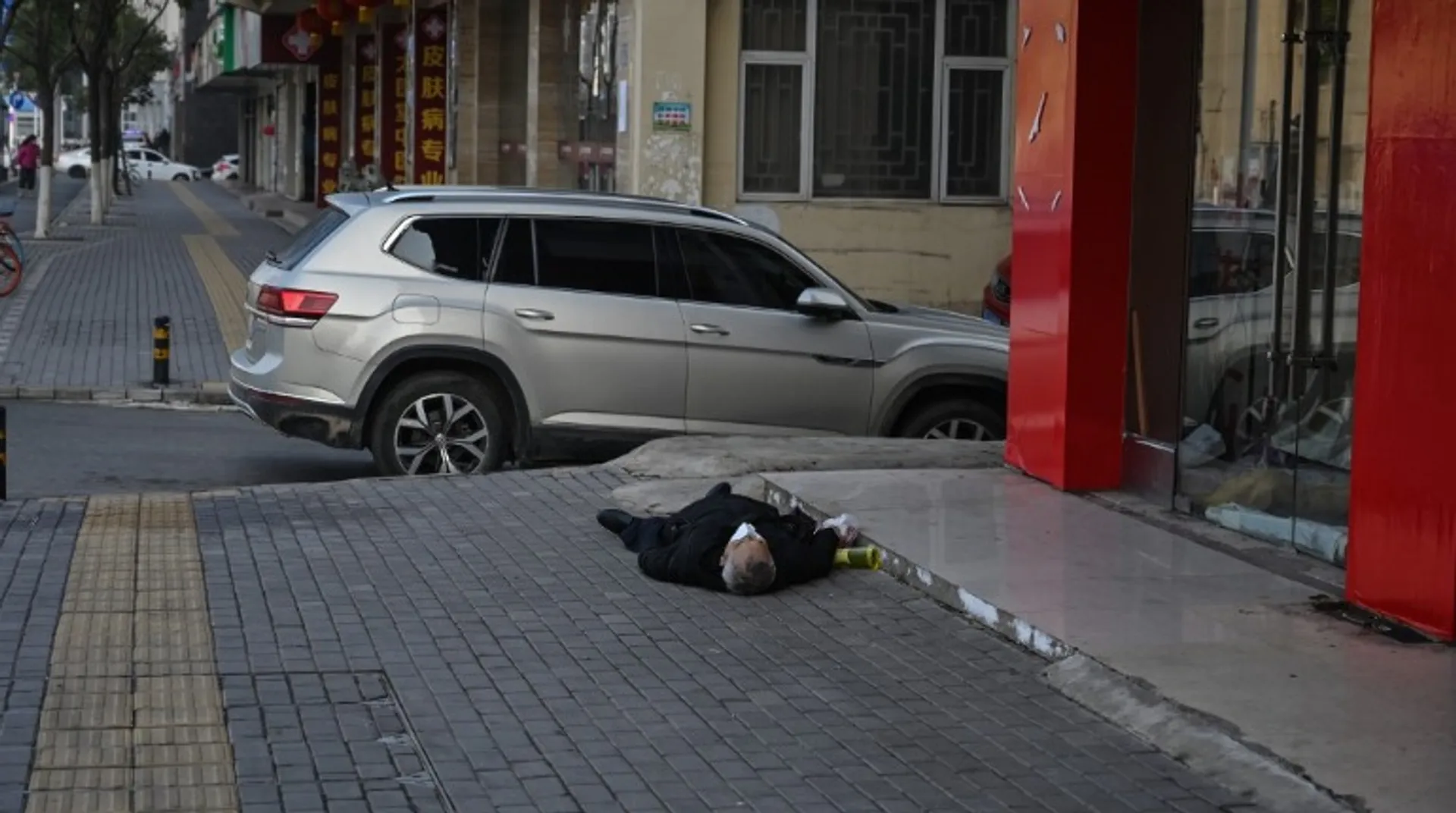 Watch- Man lying dead on streets of Wuhan, epicentre of coronavirus