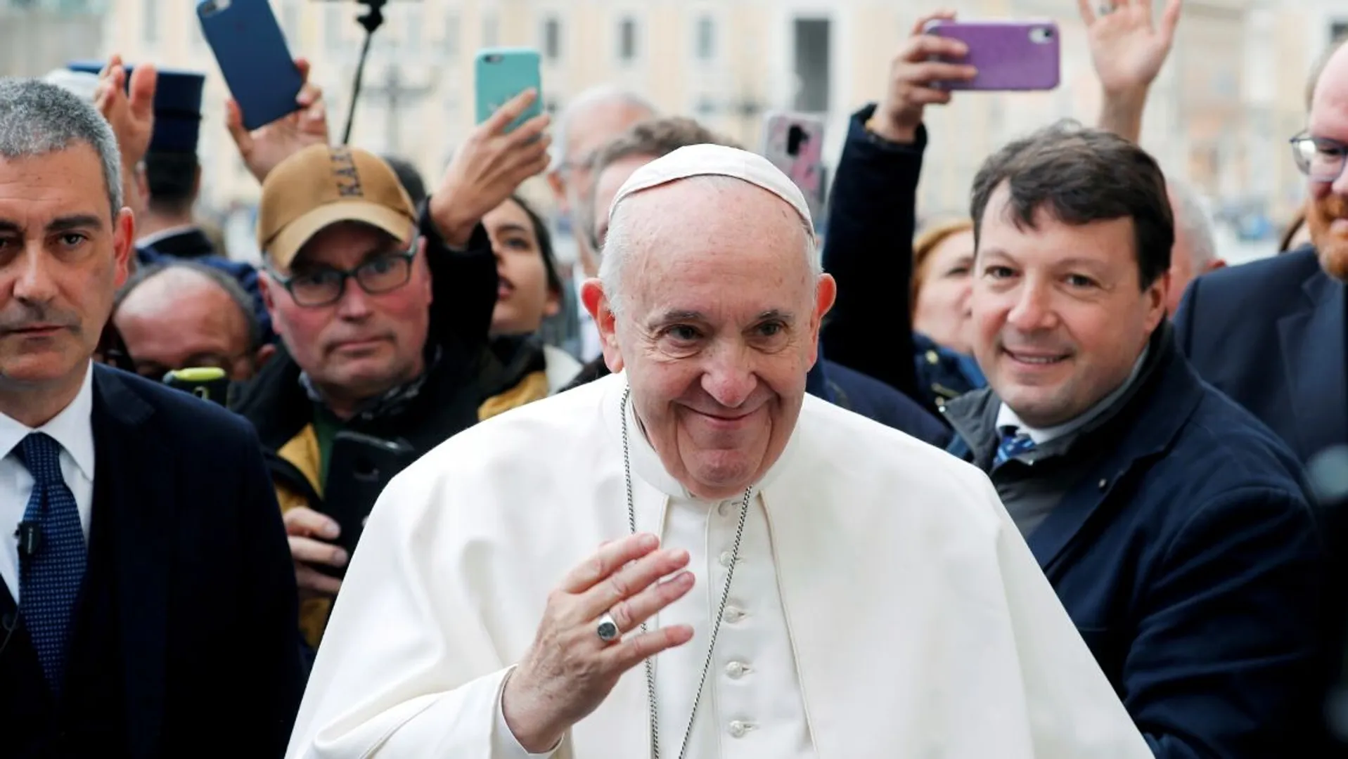 Pope tests negative for coronavirus, Italy report says